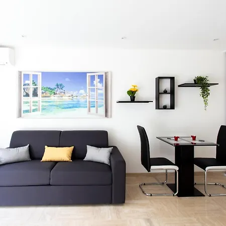 Beautiful Studio With Ac Close To The Apartment Nice